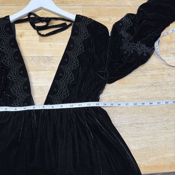 Revolve TULAROSA Juliet Dress Mini Black Velvet Peasant Eyelet Deep V Sexy XS - Picture 9 of 14
